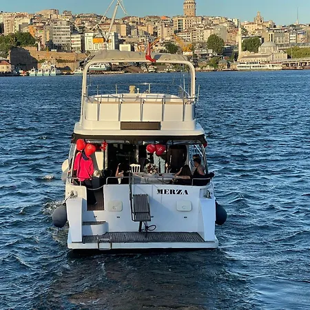 Merza Yatcilik Hotel en barco